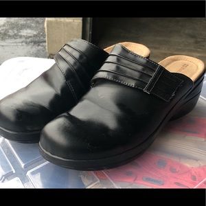 Naturalized Women’s Black Leather Slide Up Clogs Sandals Size 10M